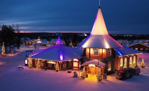 Rovaniemellä sijaitseva Joulupukin Joulutalo ilmasta kuvattuna