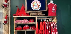 FC Santa Claus fanituotteet Joulupukin talon myymälässä