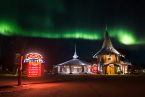 Joulupukin Joulutalo Joulupukin Pajakylässä revontulten alla