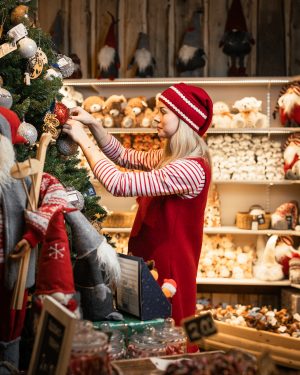 Tonttu järjestelee Joulupukin Joulutalon myymälää